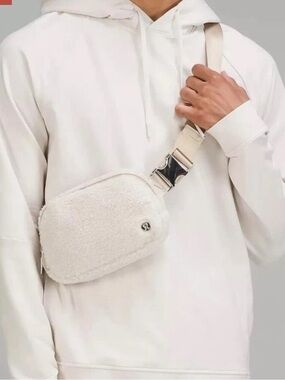 Lululemon Everywhere
Fleece Belt Bag Natural Ivory/Trench NWT